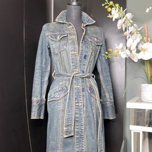 Women’s vintage washed Gap jean jacket with belt..